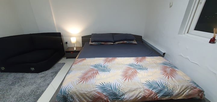 2. hálószoba kétszemélyes ággyal és gardróbbal. Teljesen légkondicionált.