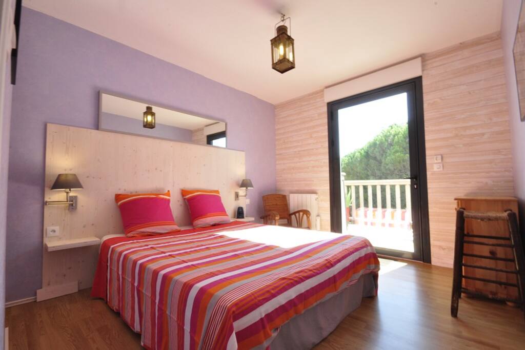Chambre 1 : Lit 160 cm. Accès terrasse