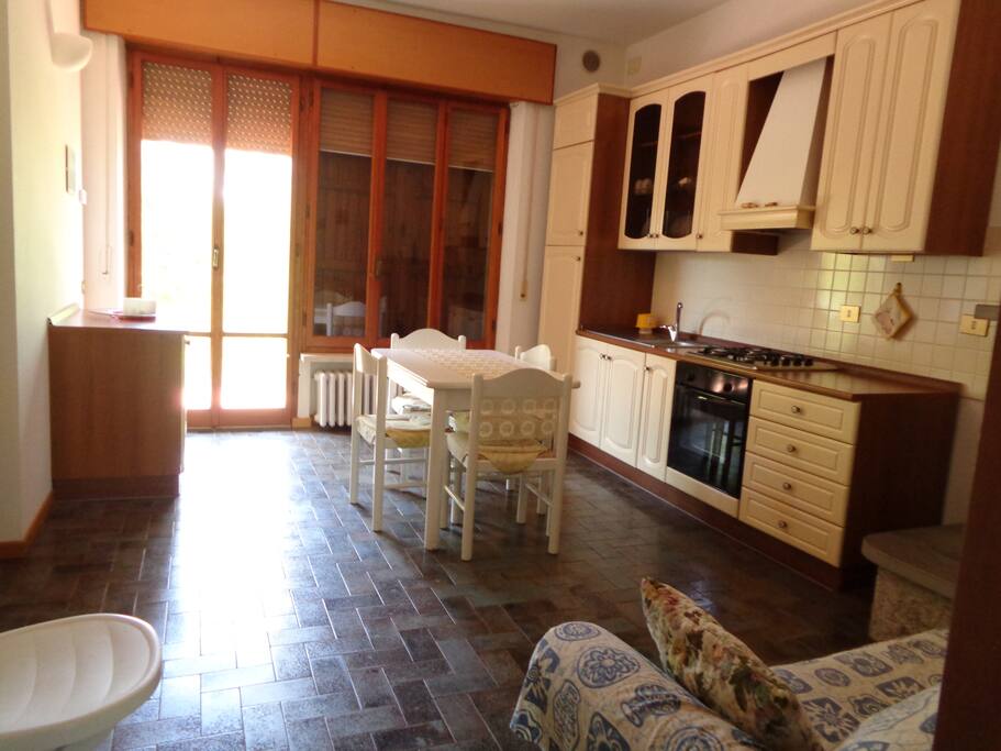 Cucina completamente arredata e divano letto per due persone