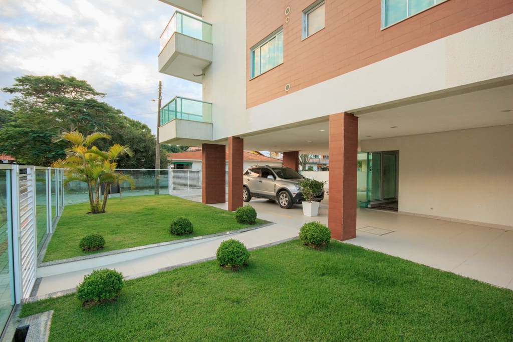 Entrada e garagem