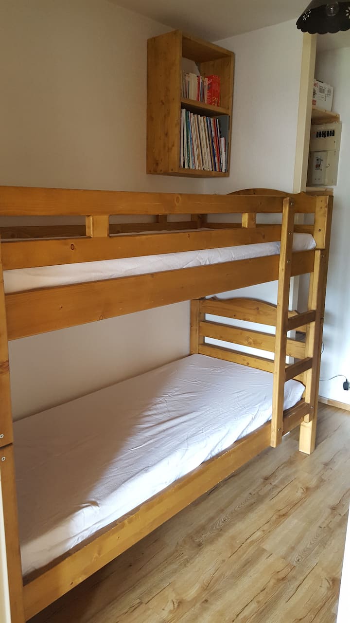 Ორსართულიანი საწოლები ფოიეში (მთავარი ოთახისგან განცალკევებით)