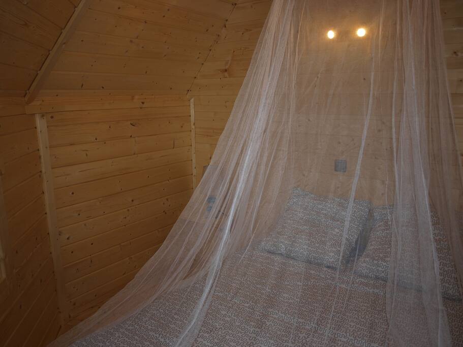 Chambre parentale douillette dotée d'un lit de 140