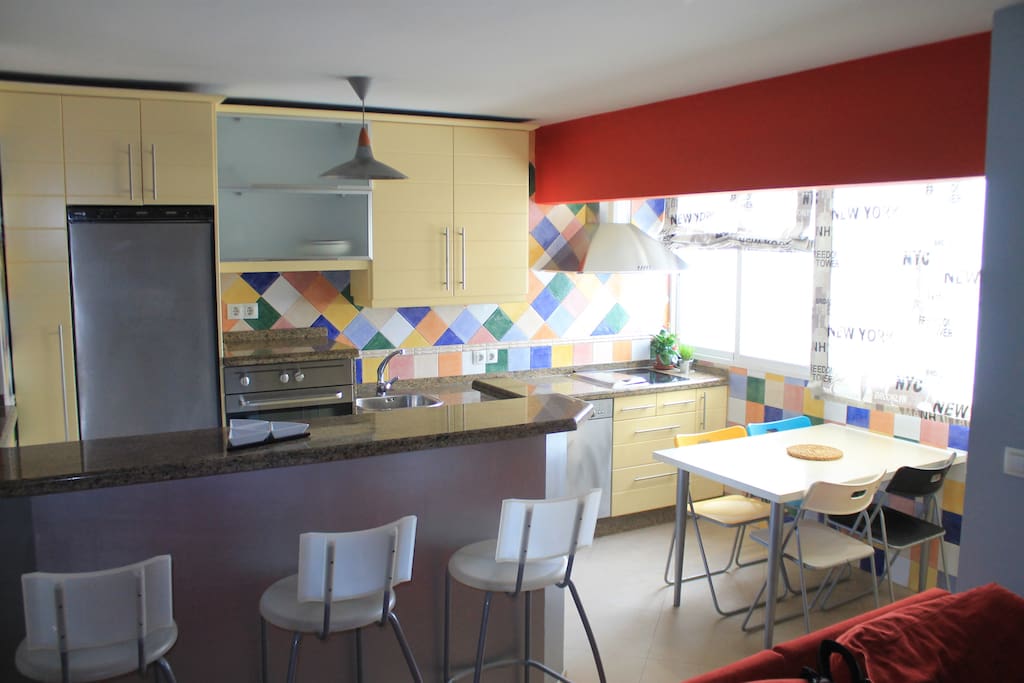 Cocina luminosa y colorida para reponer energias.