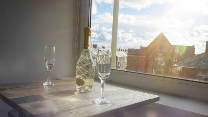 通过我们的网站预订Dwellcome Home Ltd，享受最优惠的价格，保证客户服务。

4号卧室（4.5X4.2米）配有舒适的加大双人床和单人床、床头柜和灯、椅子和酒吧桌和凳子