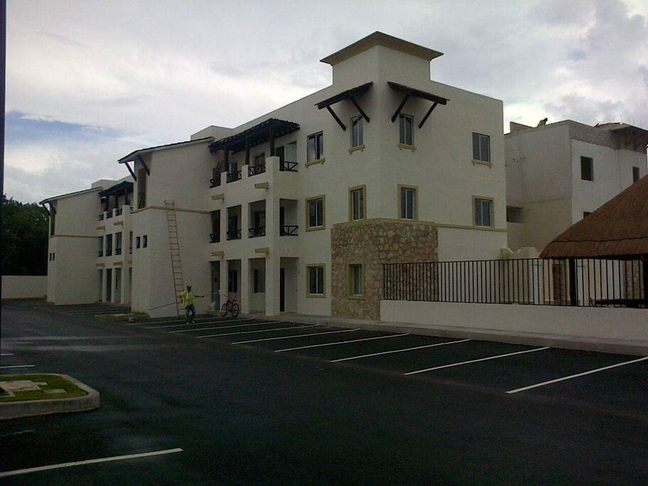 CONDOMINIO Y ESTACIONAMIENTO