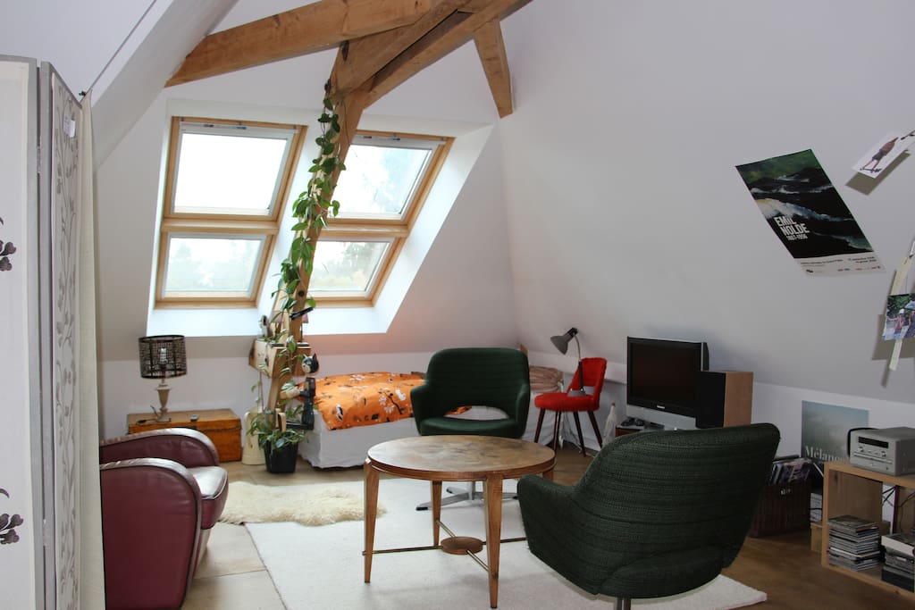 Le coin salon et lit un personne