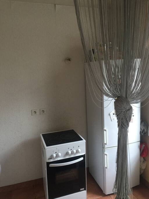 la cuisine avec un micro ondes