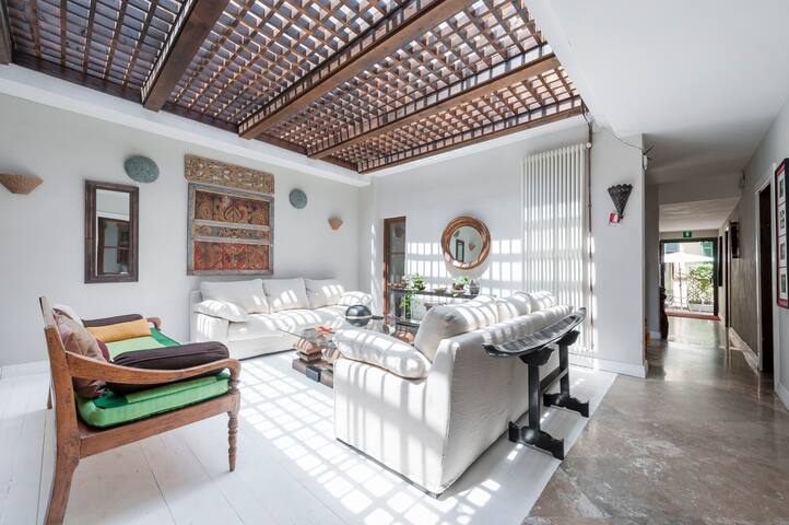 Coliseum Luxury Home Garden gallery image 3