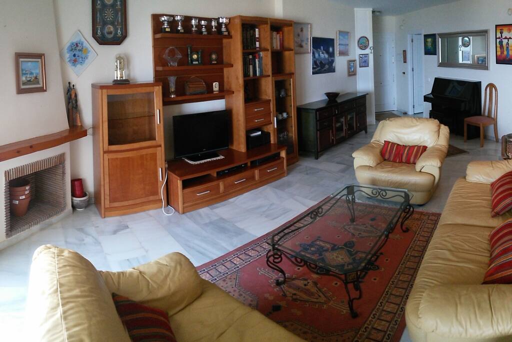 Gran salón con salida hacia la terraza
Big living room with access to the terrace