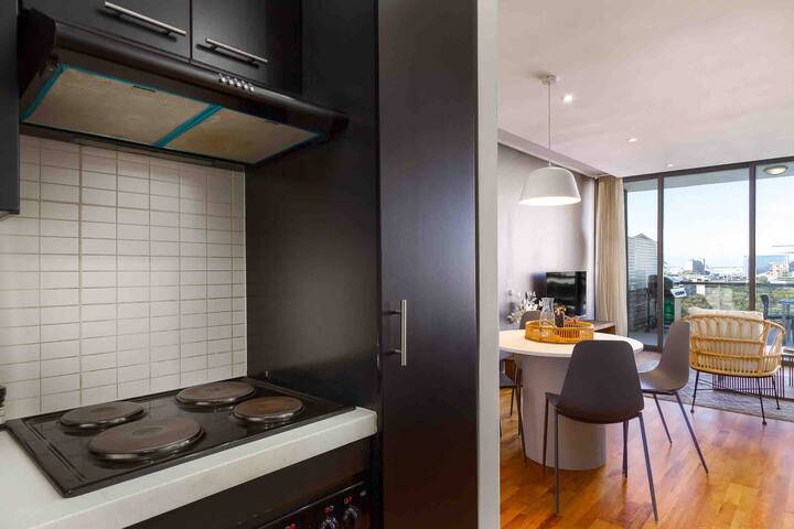 Magnificent 3 Bed. Large Balcony and views to V&A gallery image 5