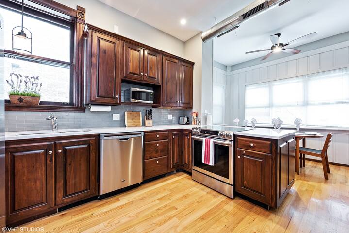 WrigleyVilla – 1/2 Block From Wrigley Field! gallery image 5