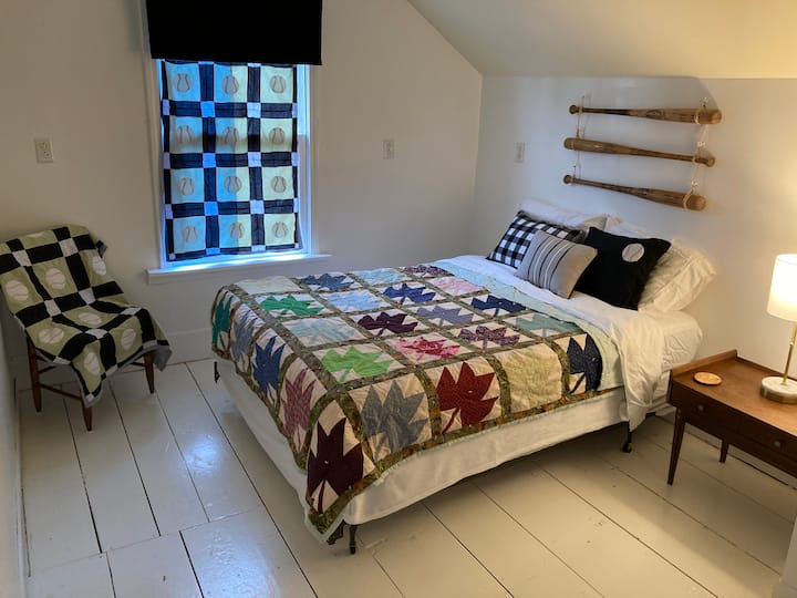 La chambre Jack est meublée d'un lit double, d'une commode, d'un placard et d'un thème sportif antique. Des battes de baseball rétro sont accrochées comme une tête de lit unique. Profitez du charme de cette chambre nostalgique.