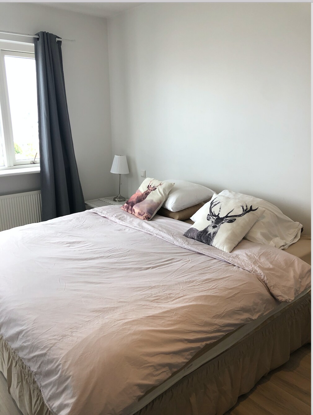 Საძინებელი დიდი ზომის საწოლით.  4 კარადა და კომოდი.