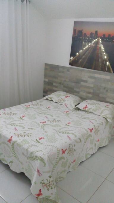 Cama de casal 1 com banheiro.