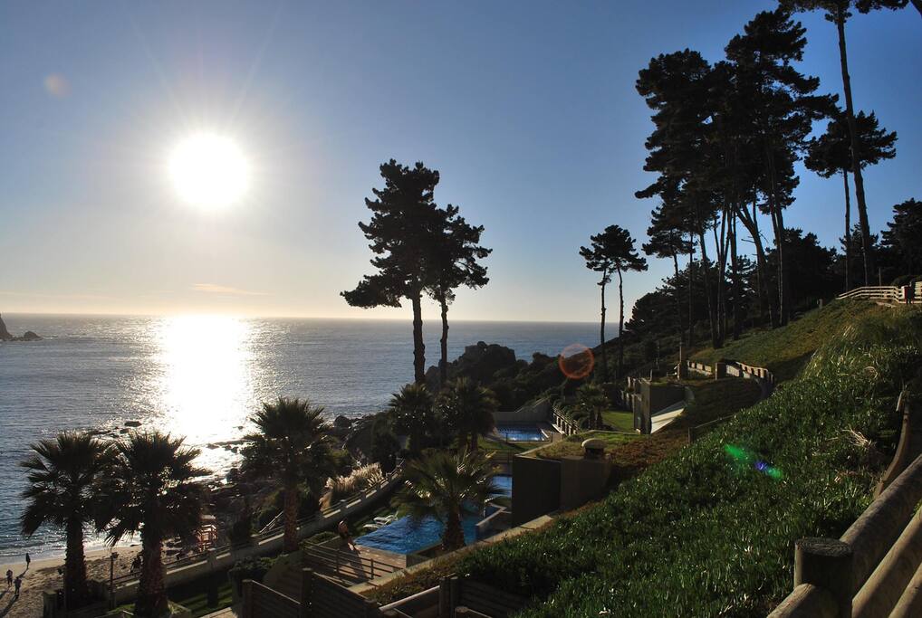 3 piscinas al aire libre, rodeadas de áreas verdes y con vista al mar