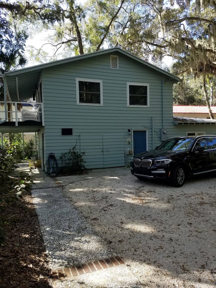 Waterfront Cottage on the May River Houses for Rent in Bluffton