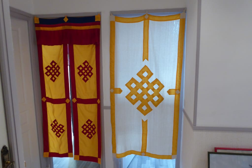 Entrée de la chambre airbnb ( comme une alcôve )