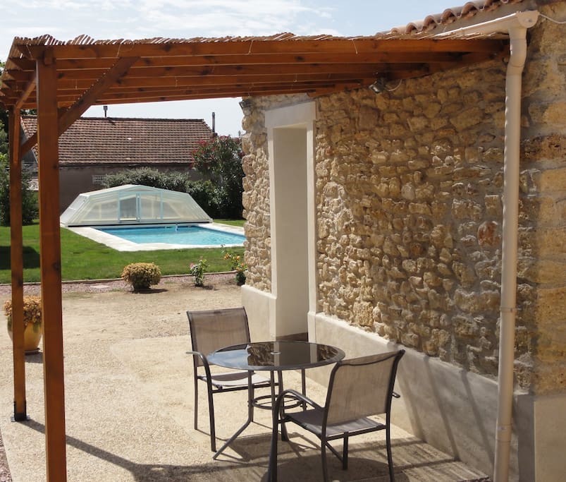 Petite pergola récente bien utile pour prendre les repas à l'ombre si on le souhaite.