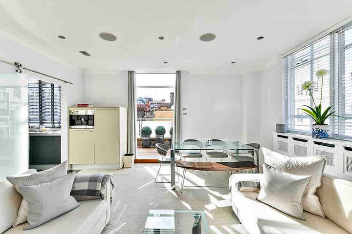 Sloane Street entrance, 2 bedrooms gallery image 3