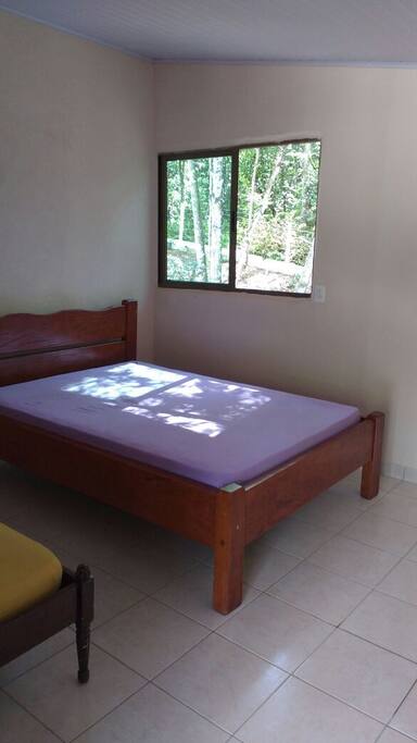 1 quarto cm a cama de casal e 1 de solteiro