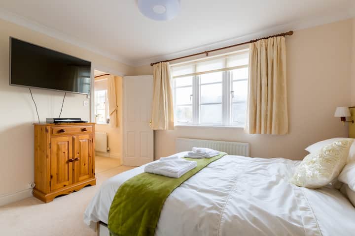 Druga glavna spavaća soba namještena je kao bračni krevet. Može se postaviti kao 2 kreveta za jednu osobu pune veličine.