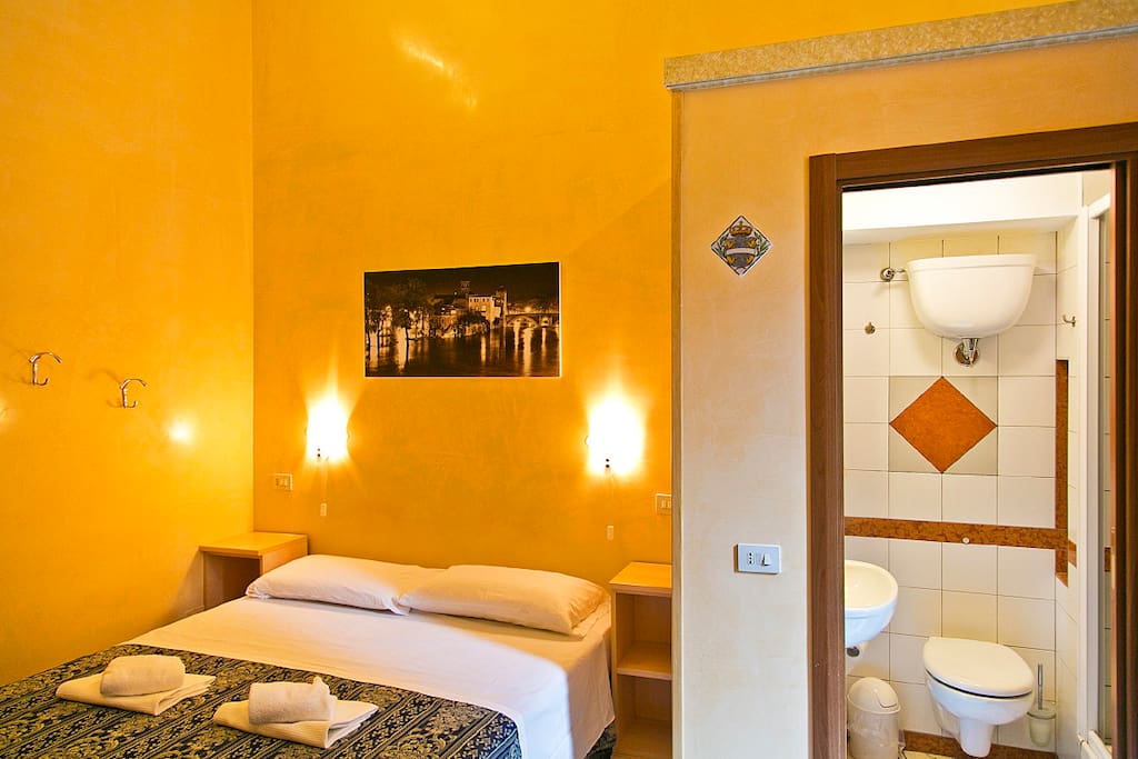 Camere spaziose (fino a 4 persone) con bagno privato. Tasse, servizio pulizia e colazione inclusi.