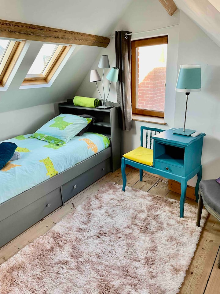 غرفة في الطابق الثالث حيث يمكن إضافة مرتبة أرضية عند الطلب 