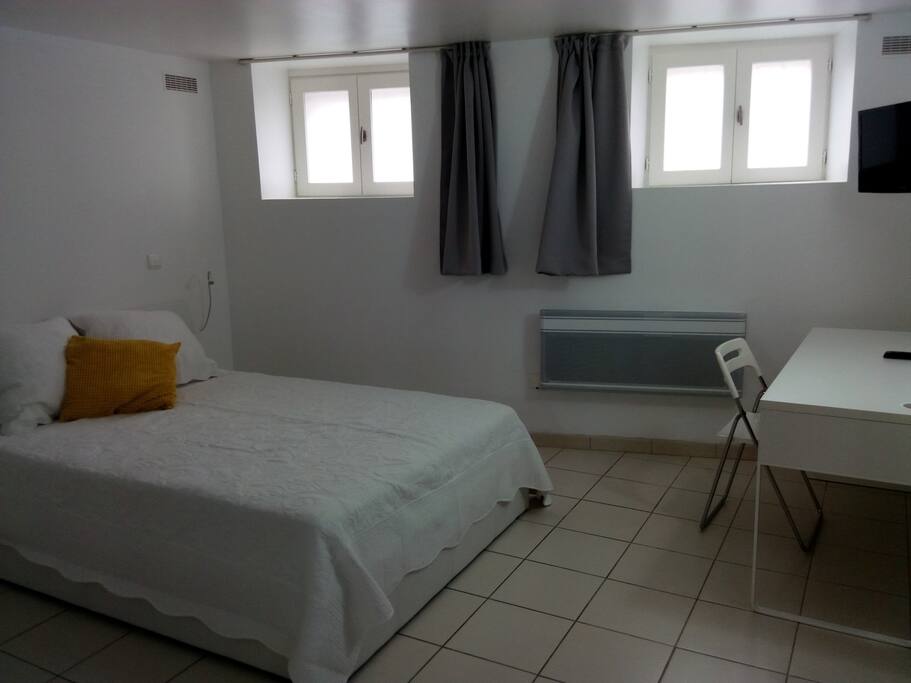 Le logement est en sous-sol mais comporte 2 fenêtres donnant sur la rue.