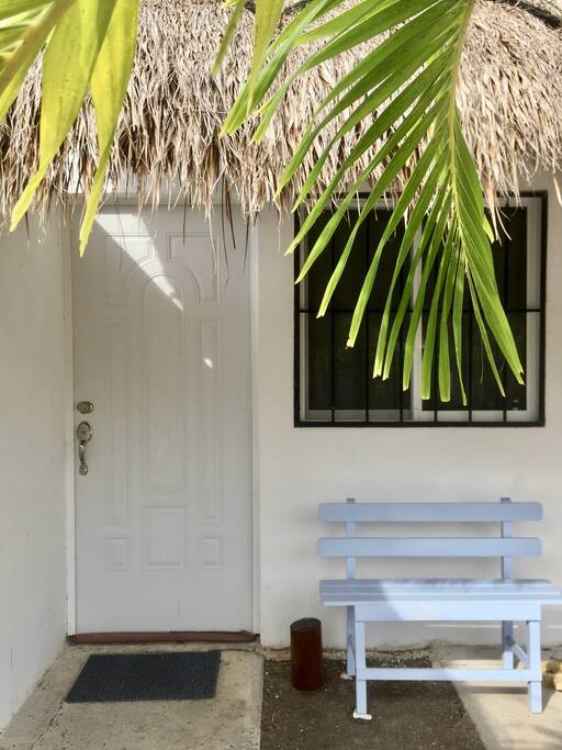 Enjoy every morning on this cute little bench, right outside your private entrance
Disfruta cada mañana esta linda banca, justo a un costado de tu entrada privada.