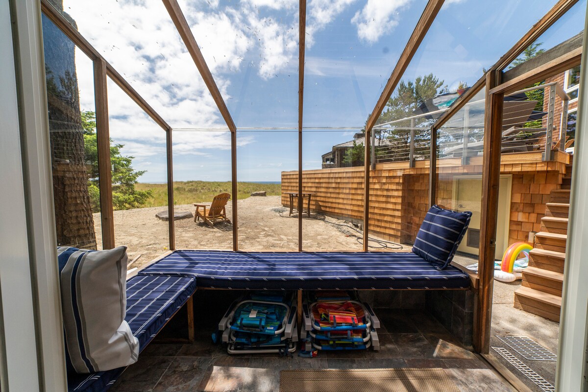 Ulaz u atrij za seosku kućicu Dune s ležaljkama za plažu