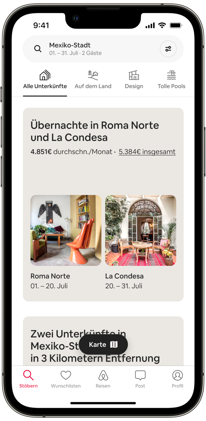 Der Bildschirm eines Handys zeigt einen verbundenen Aufenthalt an. Auf dem Bildschirm werden „Wohne in Roma Norte und La Condesa“, der Preis für die Buchung sowie Bilder von zwei hellen, farbenfrohen – aber unterschiedlichen – Innenhöfen in Mexiko-Stadt angezeigt. Unten gibt es einen Button mit der Aufschrift „Karte“.