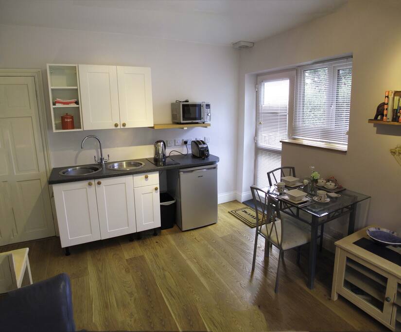 Lounge / Kitchenette / Dining