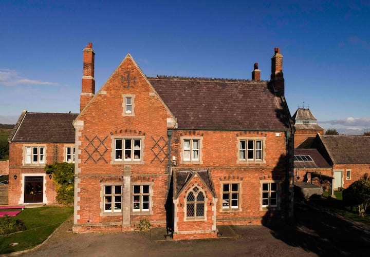 10 Best Airbnbs With Hot Tub Near Yorkshire Wildlife Park, England