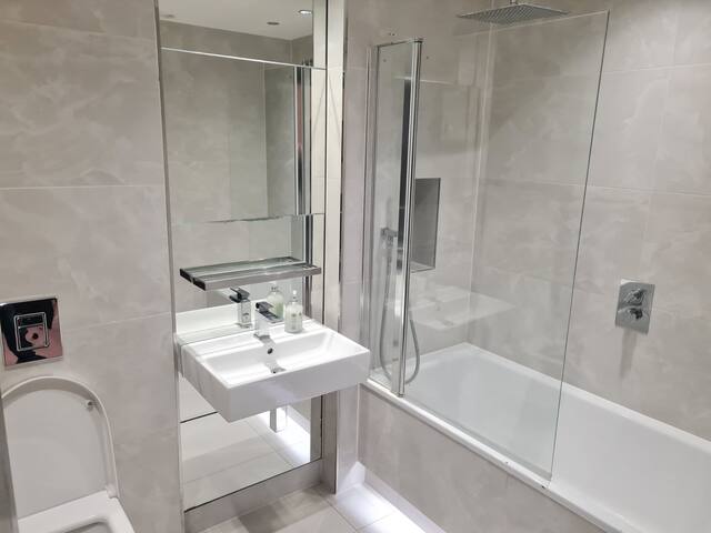 Chelsea Luxury 3 Bed Apartment gallery image 4