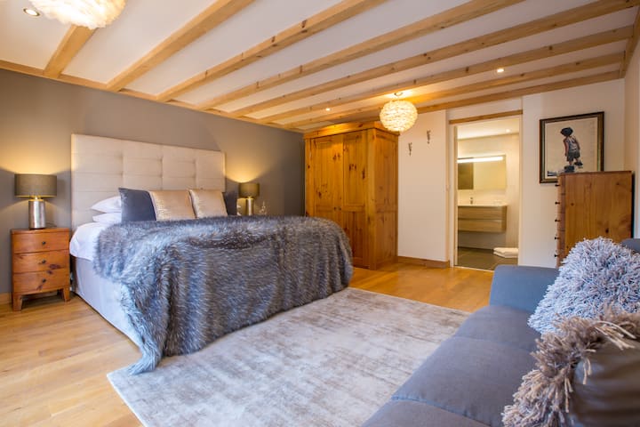 Dormitorio principal con cama extraíble