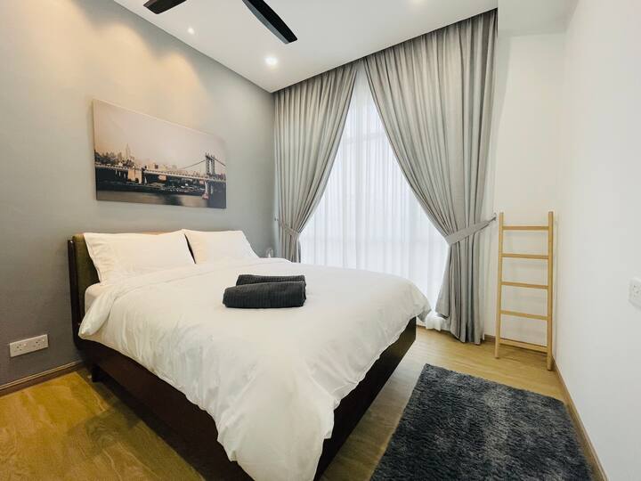 ห้องนอนใหญ่พร้อมเตียงควีนไซส์พร้อมเครื่องปรับอากาศ