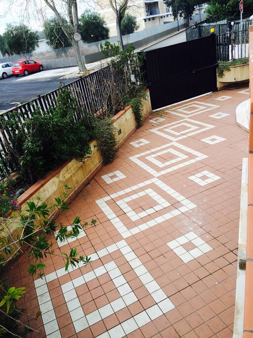 Piccolo spiazzale e giardinetto con posto auto