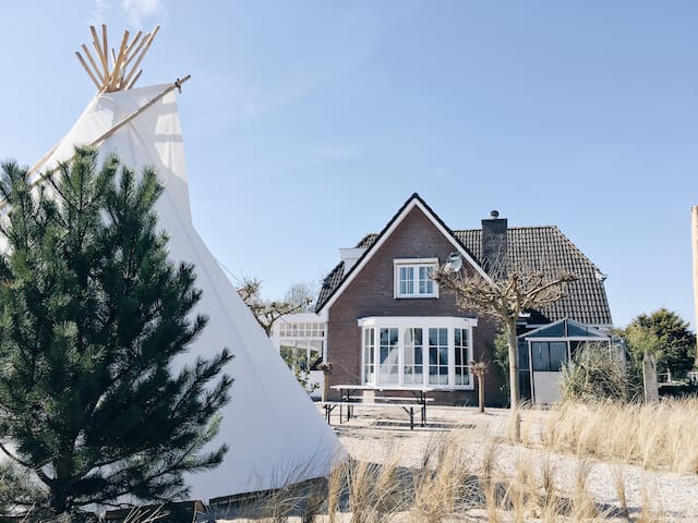 Cosy 12p Villa close to beach and Amsterdam