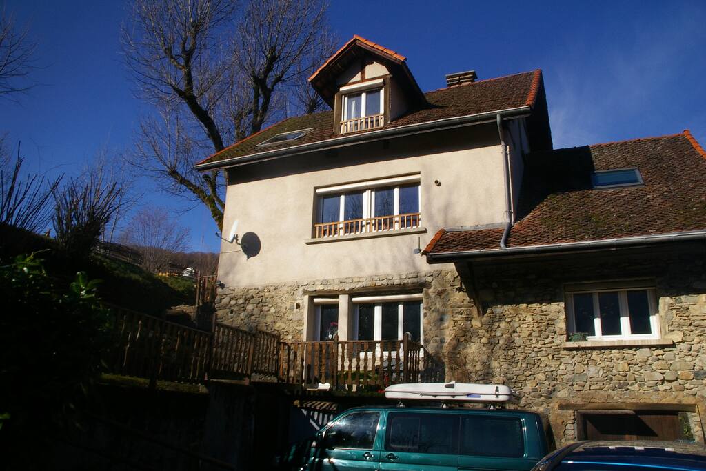 la maison façade vue du parking