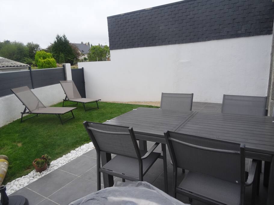 Terrasse et petit jardin situé au sud