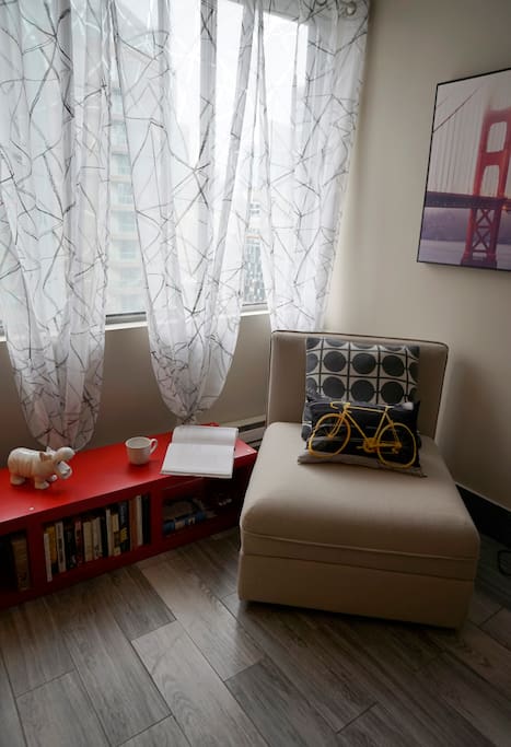 Living room: reading spot