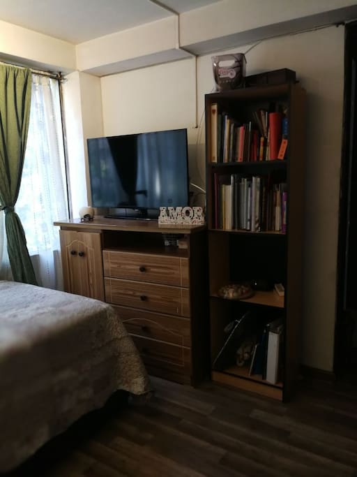 Tv con cable, cajones disponibles.