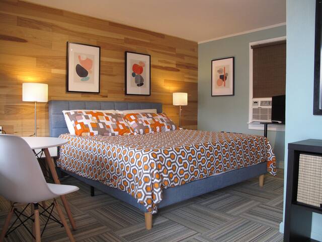 Iconic Retro Motel No.1 King Free Bikes Midcentury