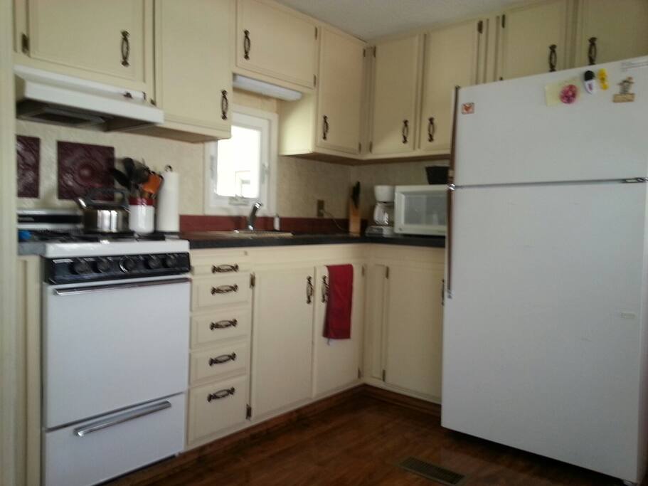 Kitchen: fully furnished.