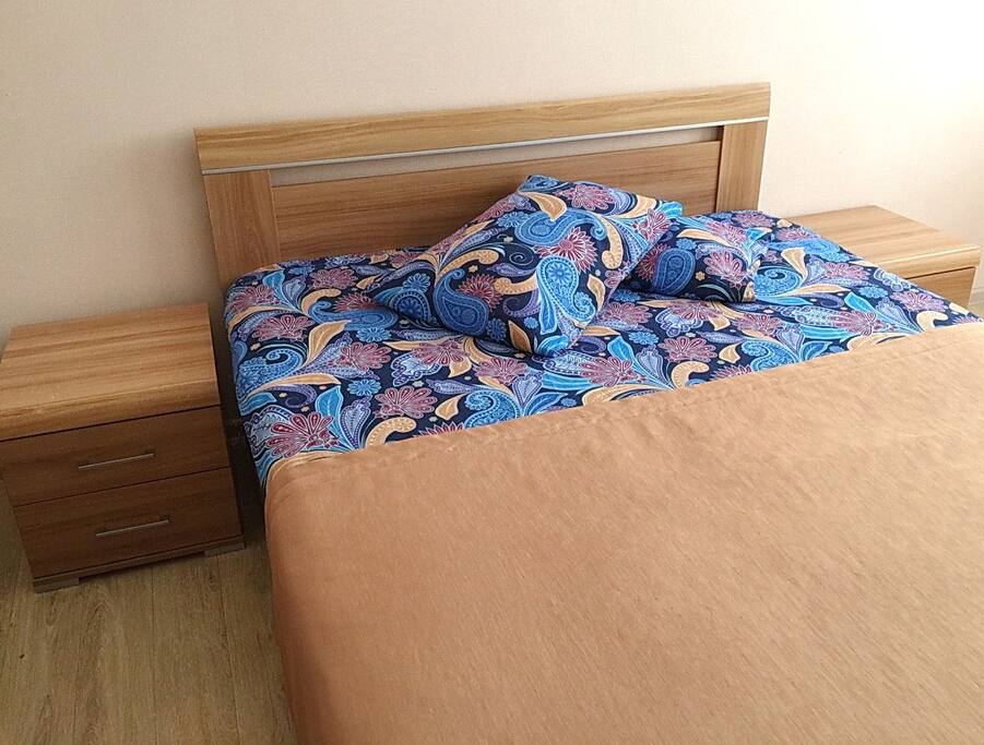 Постельное белье входит в проживание.