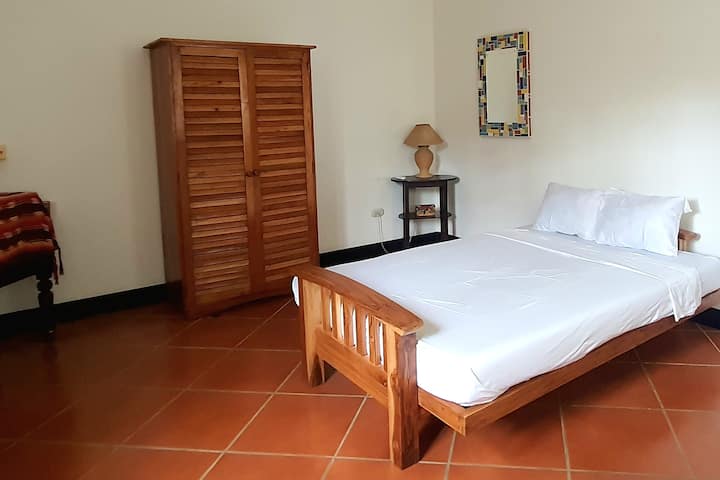 Sofá-bed mení túto izbu na tretiu spálňu na prvom poschodí. 