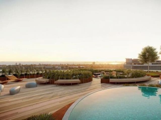 LUXURY 2BR CITY PAD -HOT TUB,FREE PARK,VIEWS,WIFI!