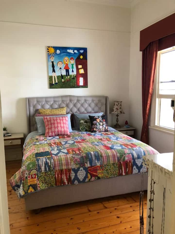 Მთავარი საძინებელი საწოლით 