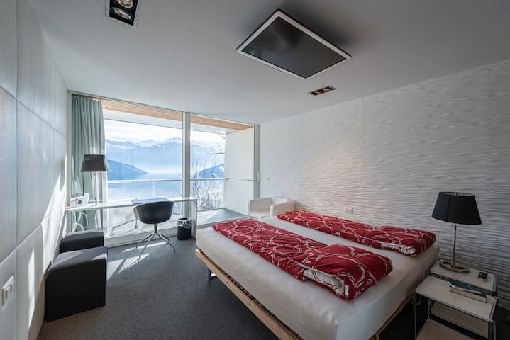 Lakeview (room of waves)