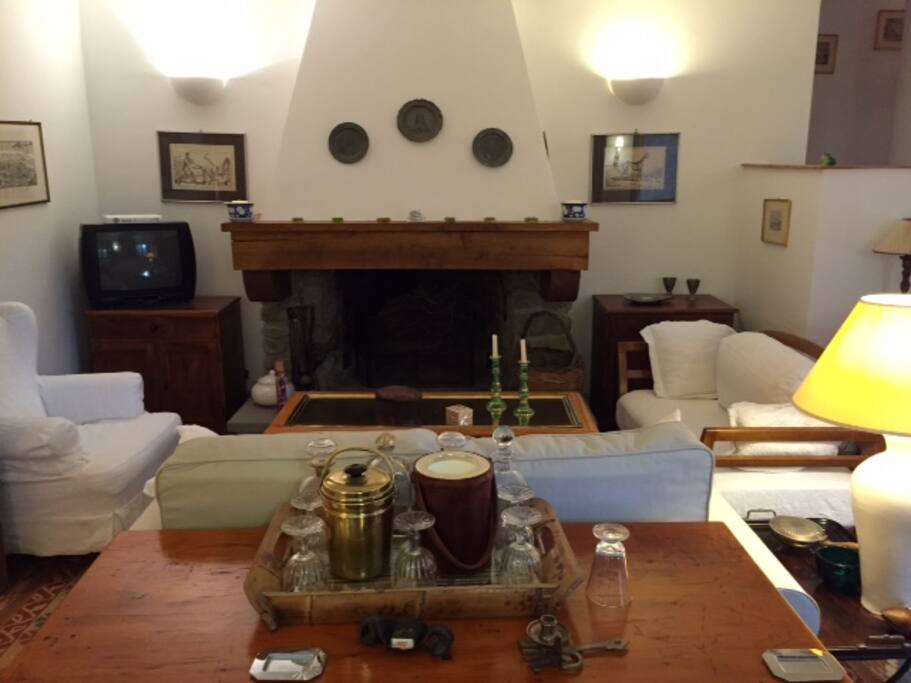 Salotto con aria condizionata al piano terreno, particolare.